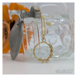 Die Kirchweihsaison läuft an! 
Freut euch auf ein schönes Beieinandersein, feiern mit Freunden, Familie & Tradition 🤍♥️
Das i- Tüpfelchen zu eurem Outfit findet ihr bei studio27. 

#kirchweih #mooswiese #feiern #tradition #fesch #vorfreude