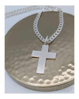 Kräftig, breit, sehr fein oder einfach Leder.
Du kannst den selben Anhänger komplett anders in Szene setzen in dem du ihn mit einer anderen Kette kombinierst.
Probier es aus! Bei studio27 hast du die Möglichkeit 🙂
#einfachmalmachen #kombination #schmuckdesign #leder #silberschmuck