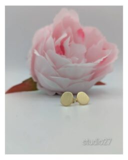 Edle Stecker für Dich und Deinen Alltag! 
Matt golden ergänzen sie jedes Outfit und runden Deinen Look elegant ab 💛 
Bei studio27 einfach anprobieren und verlieben.

#edel #ohrstecker #fürdich #matt